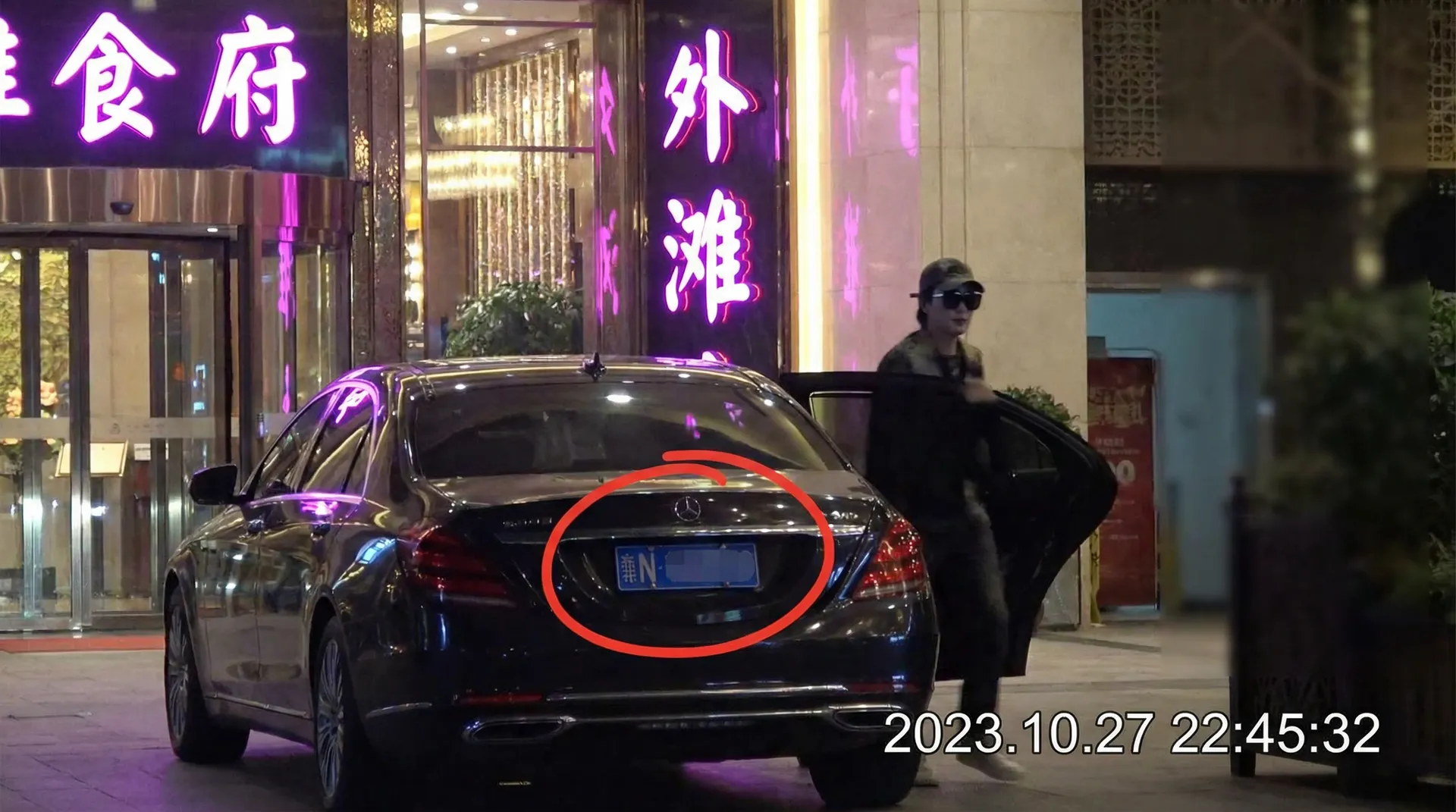 五一吃瓜网 - 豪车餐厅外偷拍