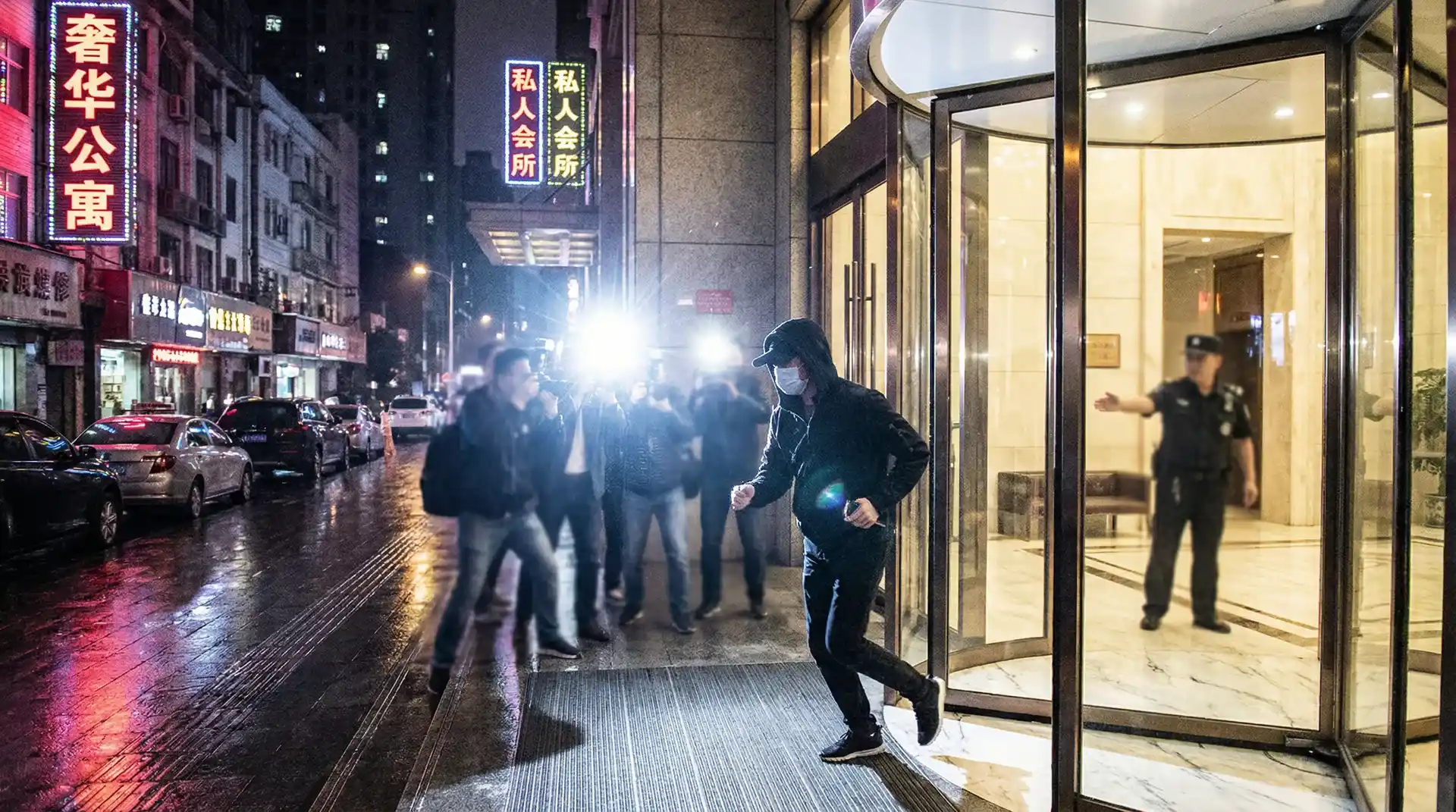 五一吃瓜网 - 明星被记者围堵闪光灯下